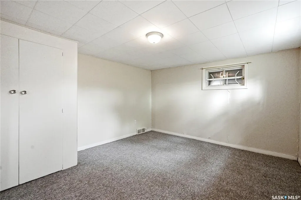 806 L Avenue N Saskatoon SK S7L 2R4