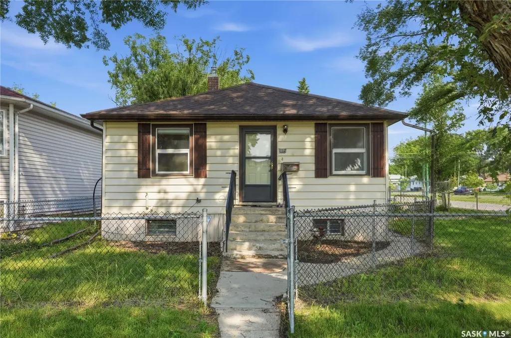 806 L Avenue N Saskatoon SK S7L 2R4