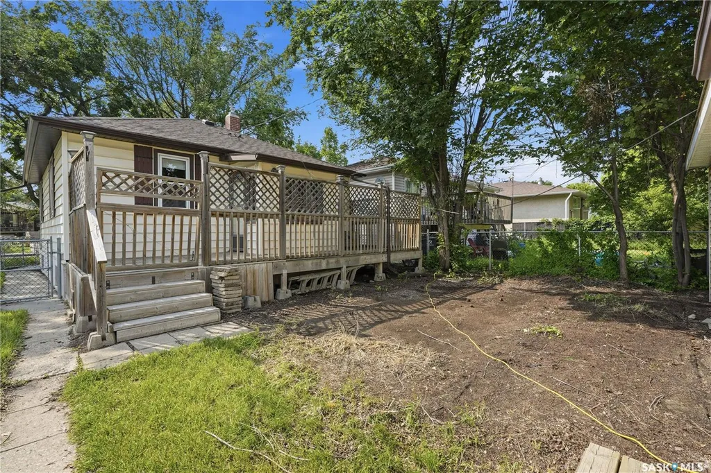 806 L Avenue N Saskatoon SK S7L 2R4