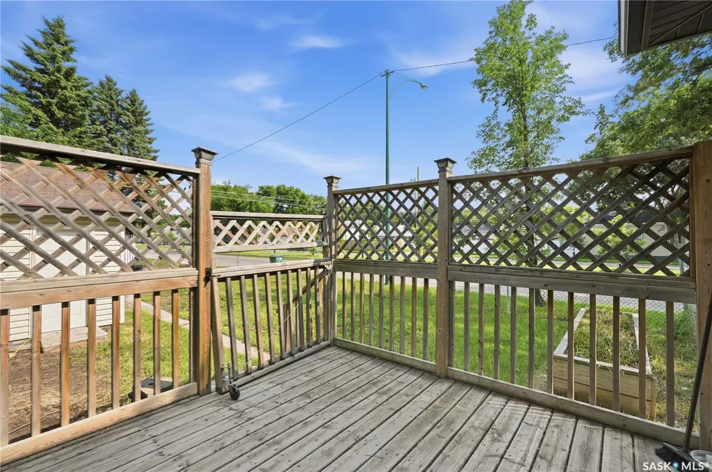 806 L Avenue N Saskatoon SK S7L 2R4
