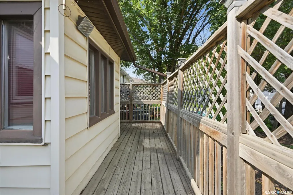 806 L Avenue N Saskatoon SK S7L 2R4