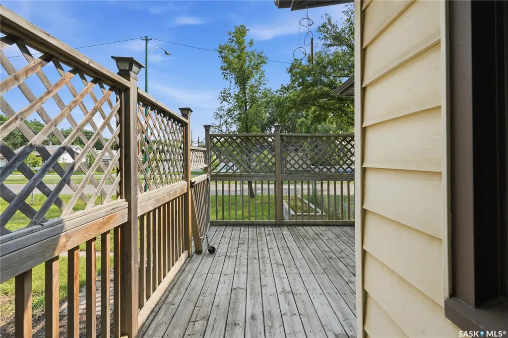 806 L Avenue N Saskatoon SK S7L 2R4