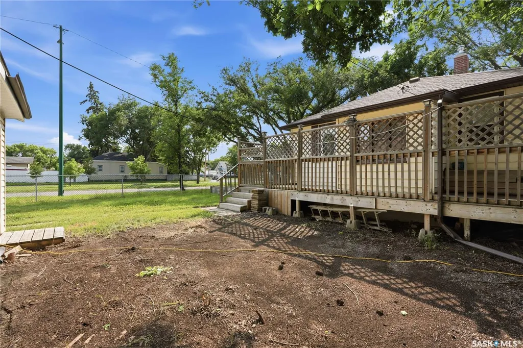806 L Avenue N Saskatoon SK S7L 2R4