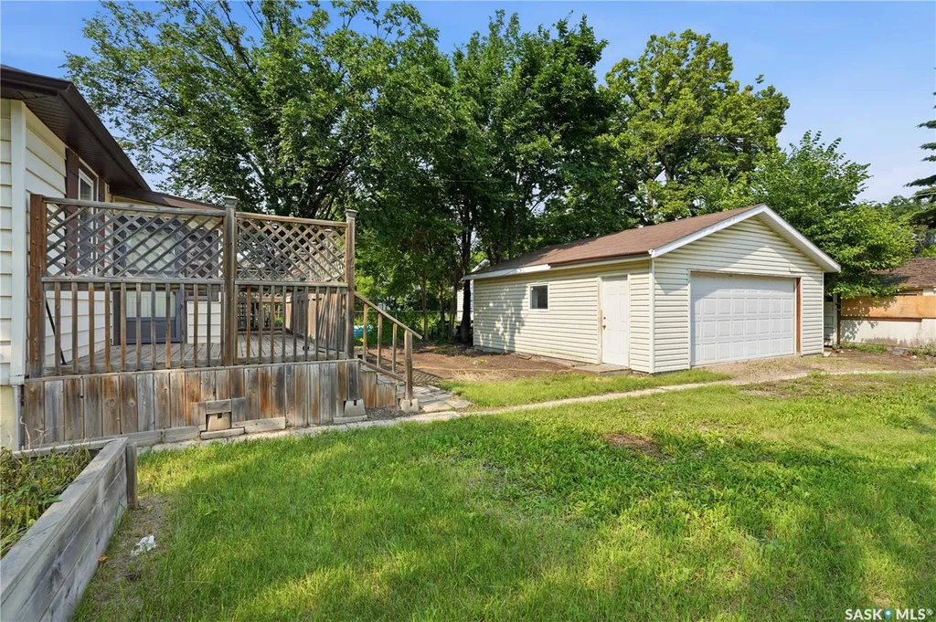 806 L Avenue N Saskatoon SK S7L 2R4