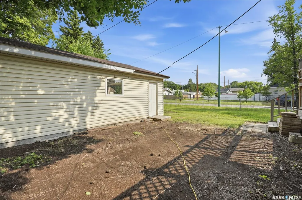 806 L Avenue N Saskatoon SK S7L 2R4