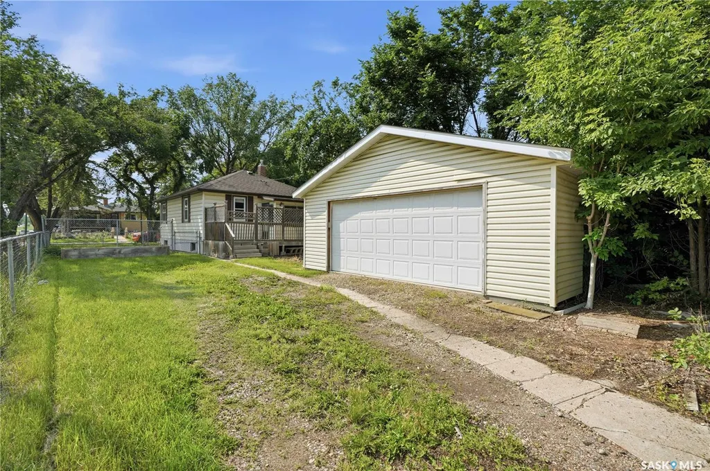 806 L Avenue N Saskatoon SK S7L 2R4