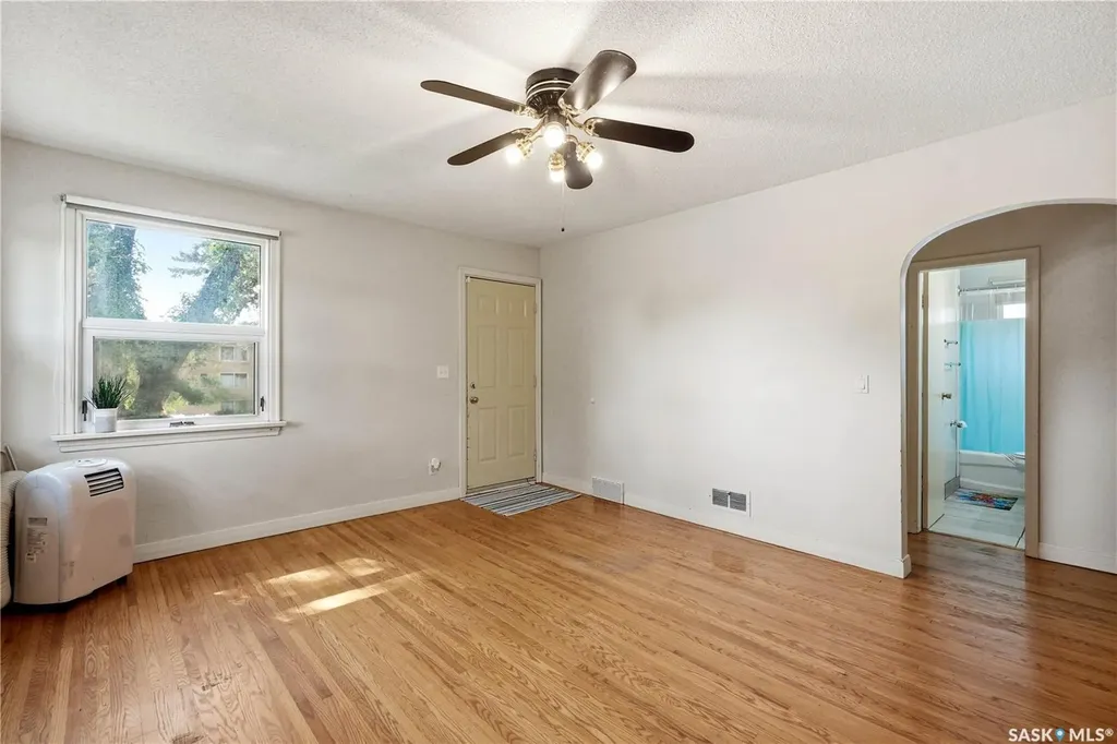 806 L Avenue N Saskatoon SK S7L 2R4