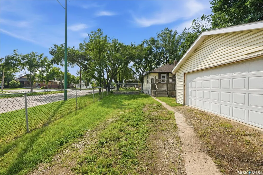 806 L Avenue N Saskatoon SK S7L 2R4