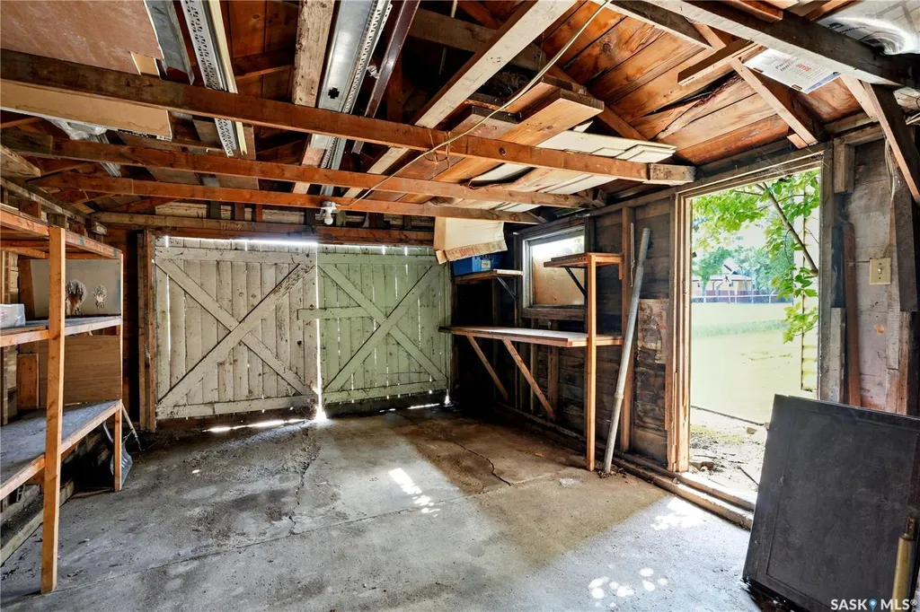 806 L Avenue N Saskatoon SK S7L 2R4