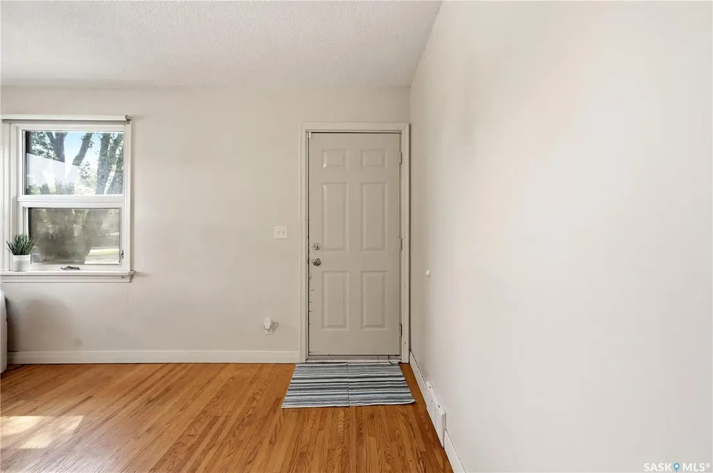 806 L Avenue N Saskatoon SK S7L 2R4