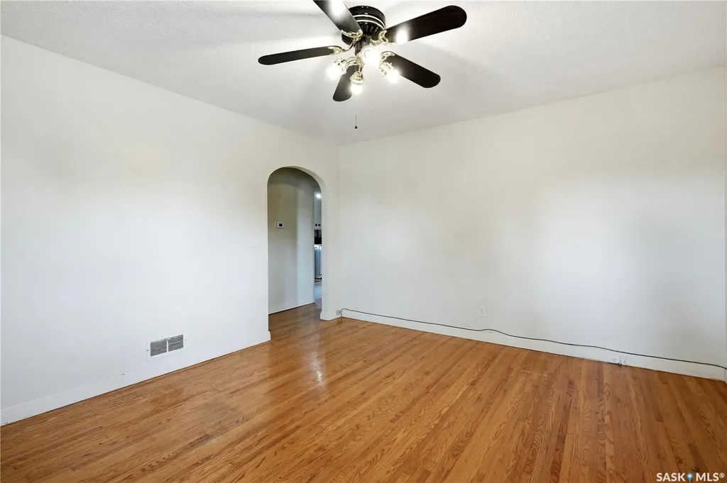 806 L Avenue N Saskatoon SK S7L 2R4