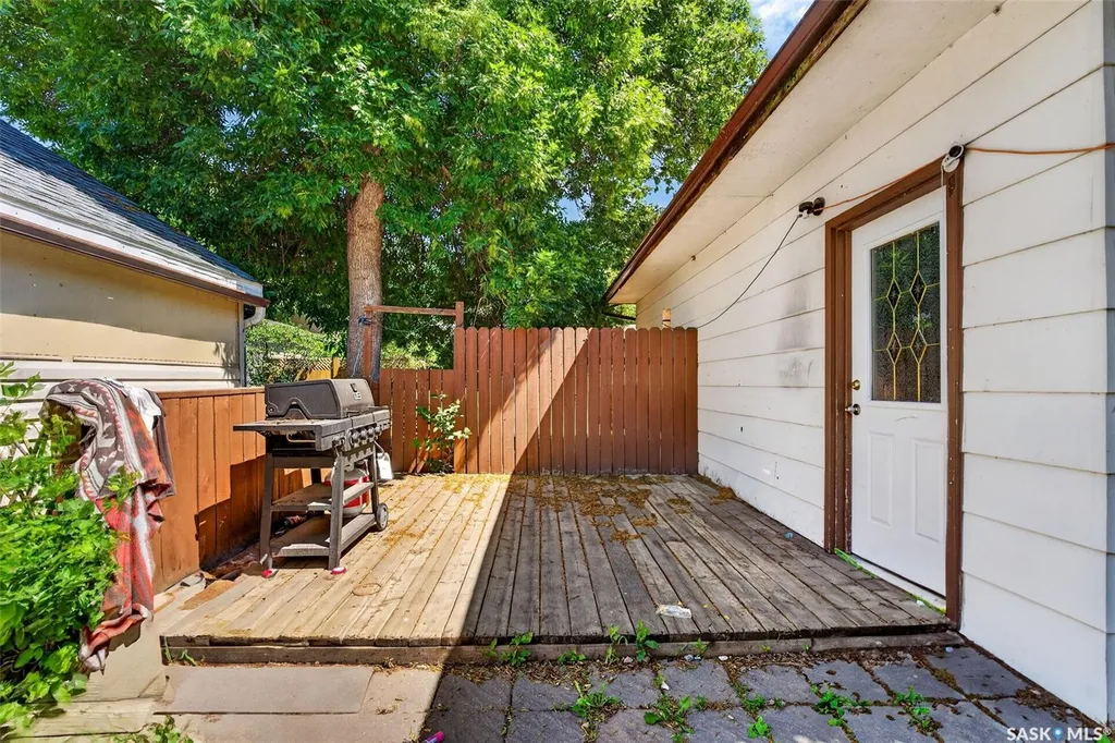 2231-2233 St Andrews Avenue Saskatoon SK S7M 0M4