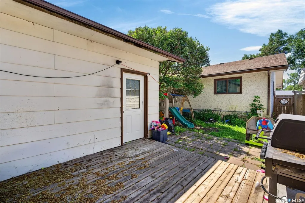 2231-2233 St Andrews Avenue Saskatoon SK S7M 0M4