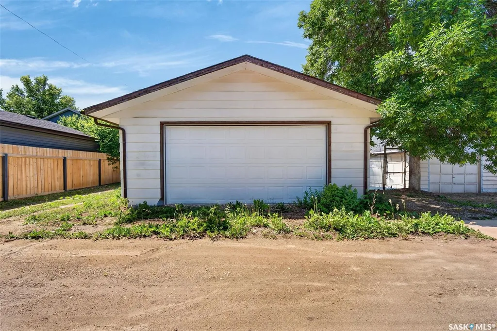 2231-2233 St Andrews Avenue Saskatoon SK S7M 0M4
