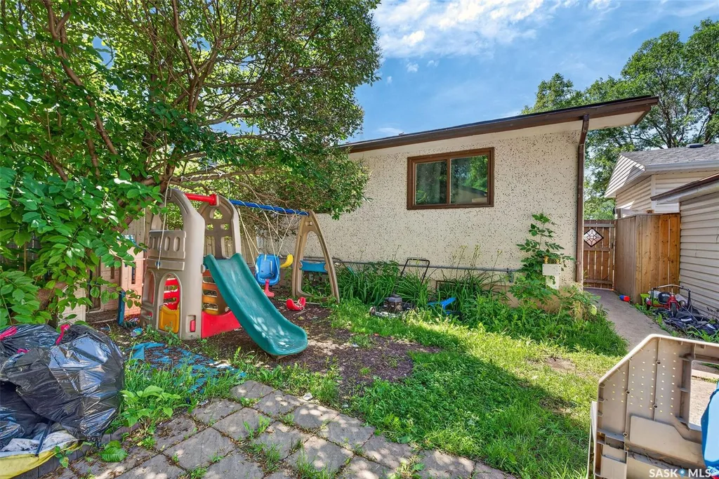 2231-2233 St Andrews Avenue Saskatoon SK S7M 0M4