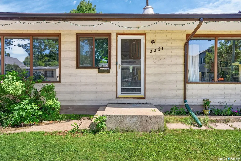 2231-2233 St Andrews Avenue Saskatoon SK S7M 0M4