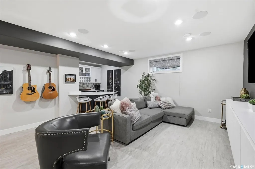 1521 10th Avenue N Saskatoon SK S7K 3A7