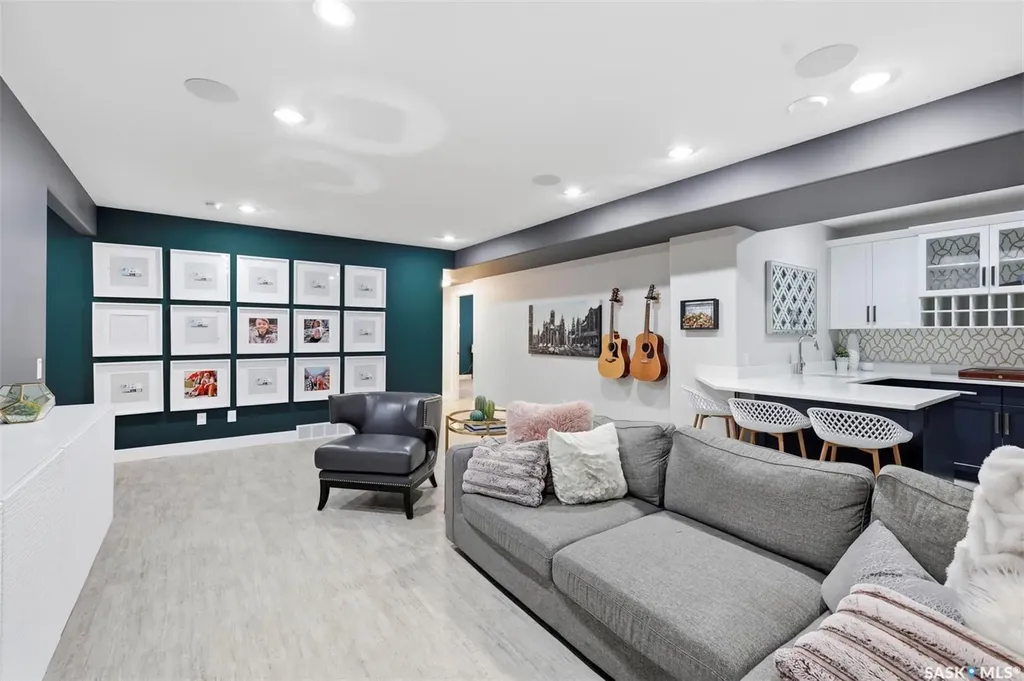 1521 10th Avenue N Saskatoon SK S7K 3A7