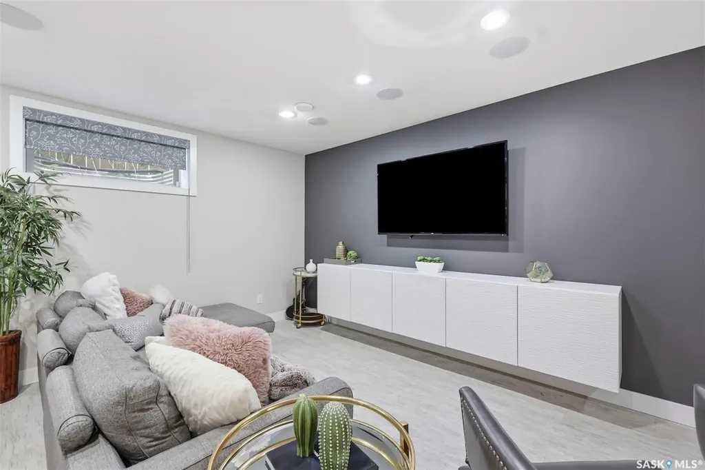 1521 10th Avenue N Saskatoon SK S7K 3A7