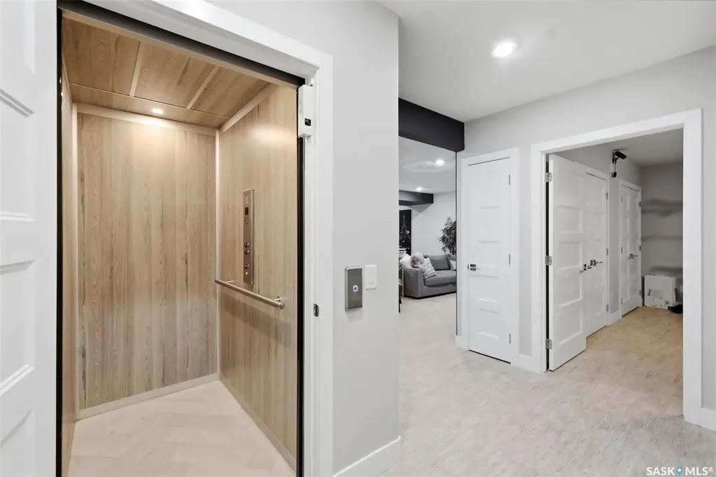 1521 10th Avenue N Saskatoon SK S7K 3A7