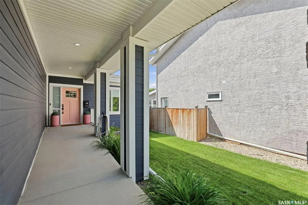 1521 10th Avenue N Saskatoon SK S7K 3A7