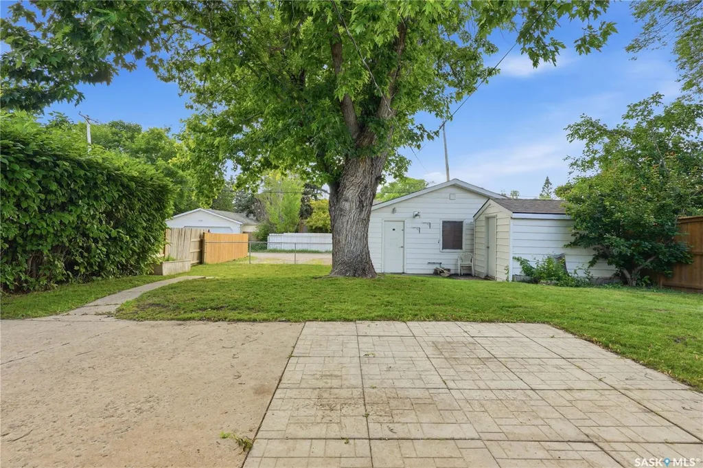 2118 Clarence Avenue S Saskatoon SK S7J 1L5