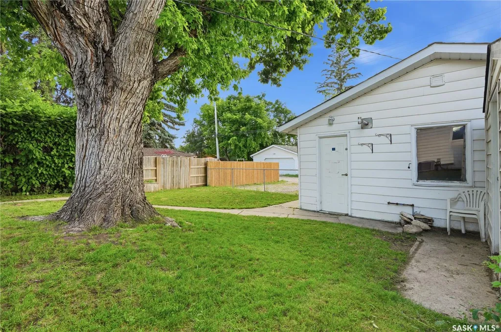 2118 Clarence Avenue S Saskatoon SK S7J 1L5