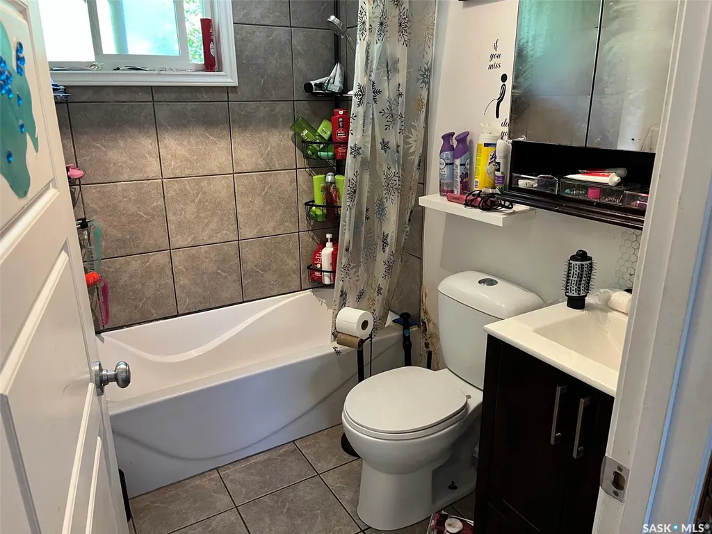 1027 7th Avenue NE Moose Jaw SK S6H 1M9