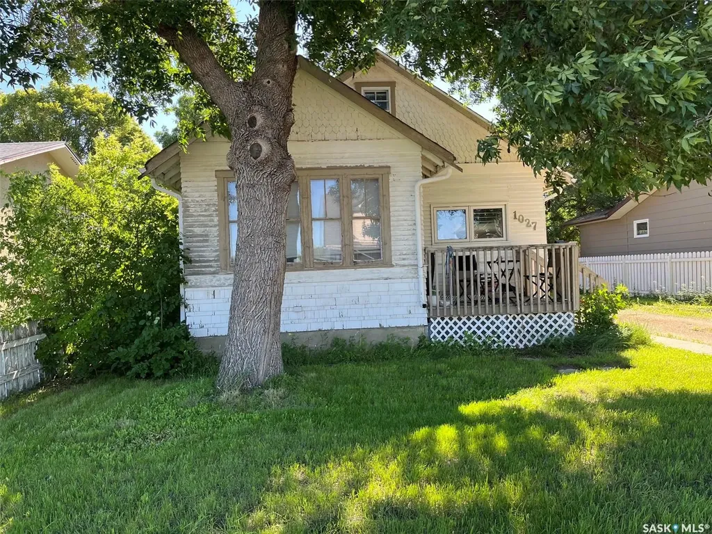 1027 7th Avenue NE Moose Jaw SK S6H 1M9