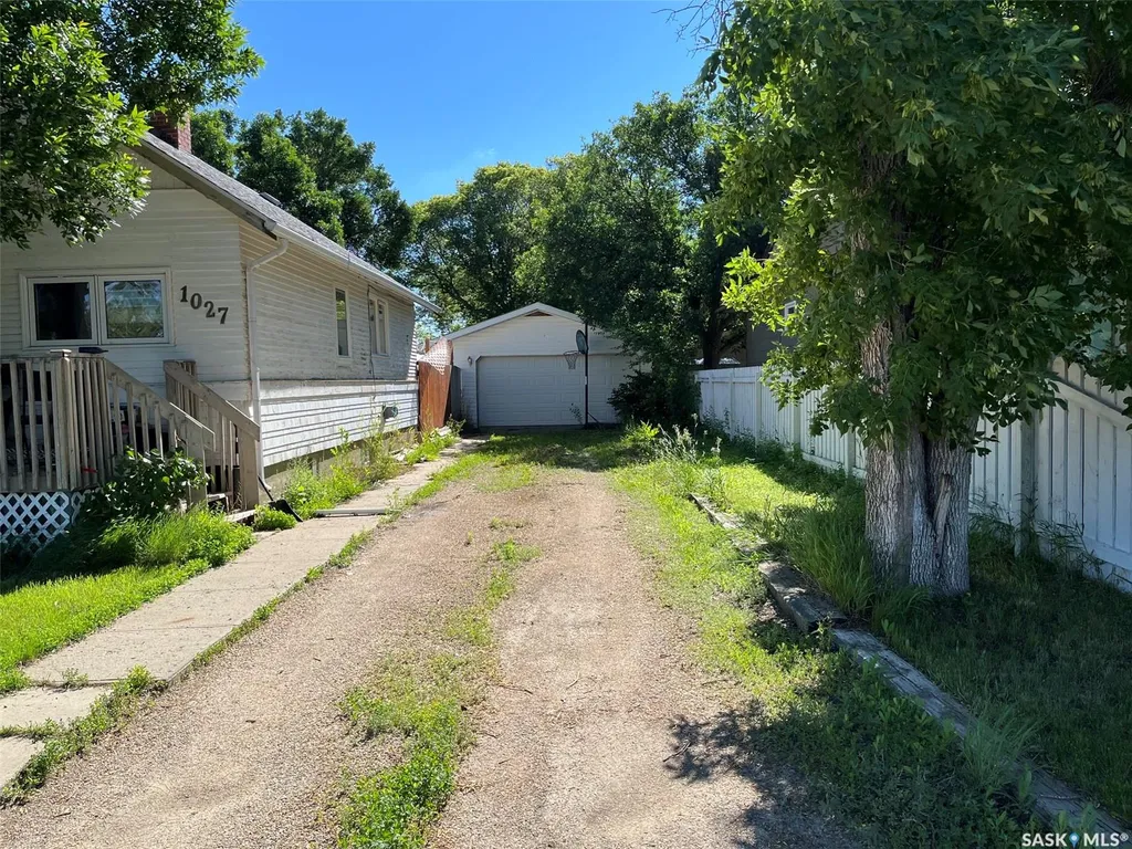 1027 7th Avenue NE Moose Jaw SK S6H 1M9