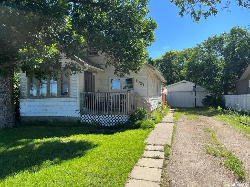 1027 7th Avenue NE Moose Jaw SK S6H 1M9