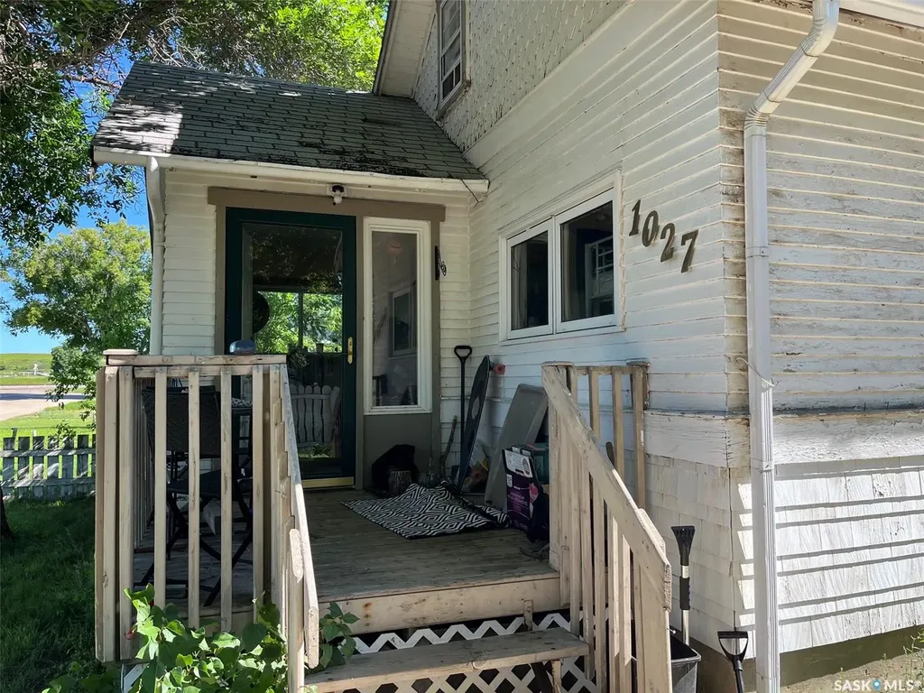 1027 7th Avenue NE Moose Jaw SK S6H 1M9