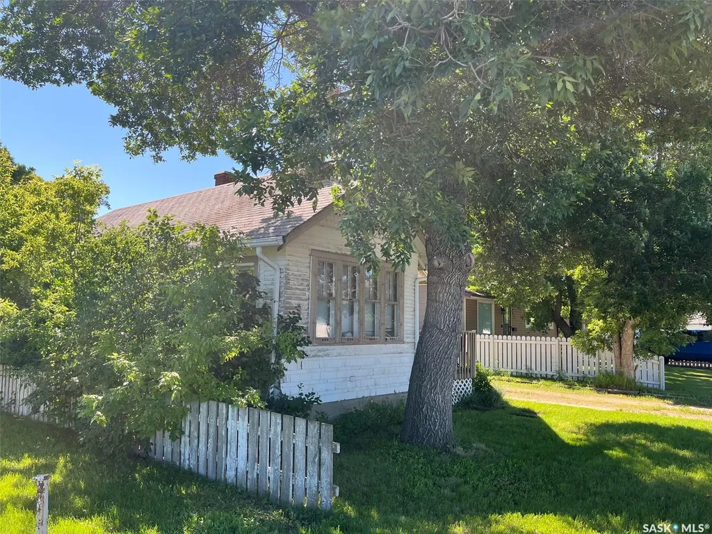 1027 7th Avenue NE Moose Jaw SK S6H 1M9