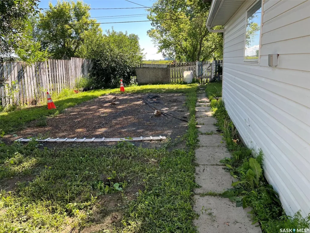 1027 7th Avenue NE Moose Jaw SK S6H 1M9