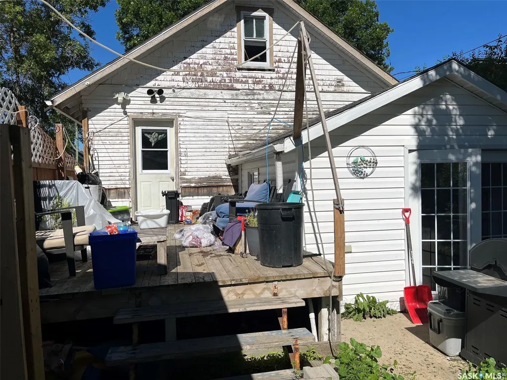 1027 7th Avenue NE Moose Jaw SK S6H 1M9