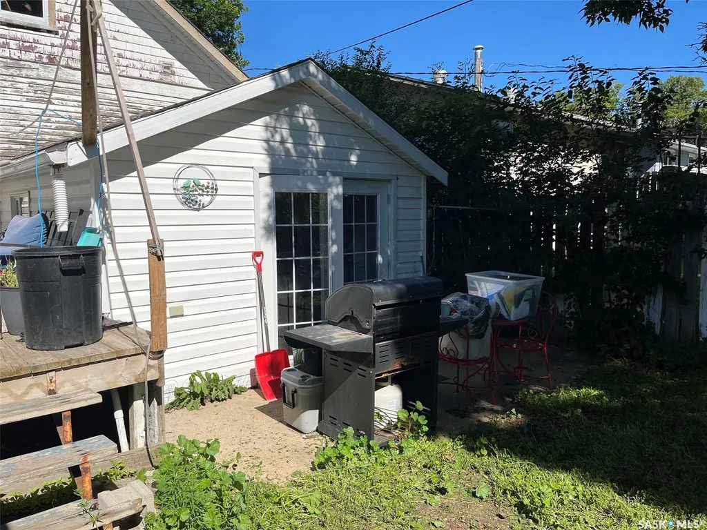 1027 7th Avenue NE Moose Jaw SK S6H 1M9