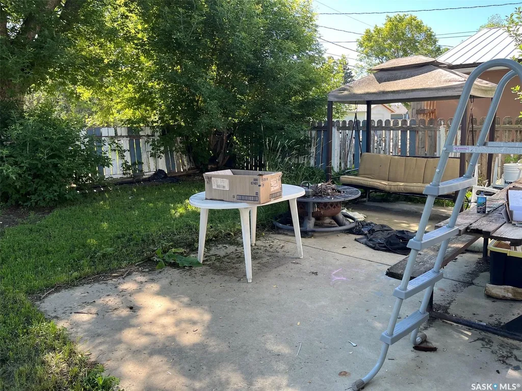 1027 7th Avenue NE Moose Jaw SK S6H 1M9