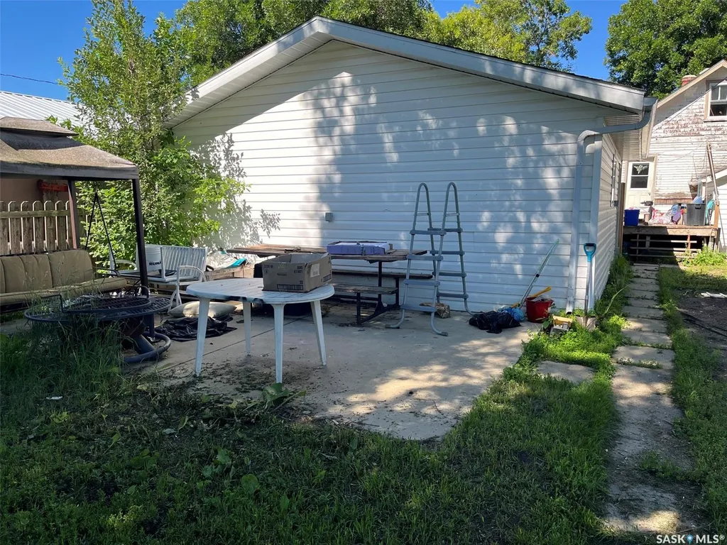1027 7th Avenue NE Moose Jaw SK S6H 1M9