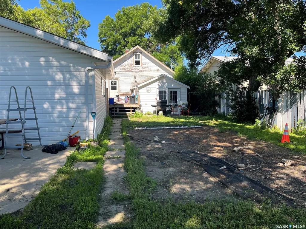 1027 7th Avenue NE Moose Jaw SK S6H 1M9