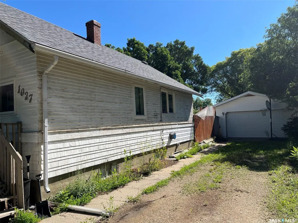 1027 7th Avenue NE Moose Jaw SK S6H 1M9