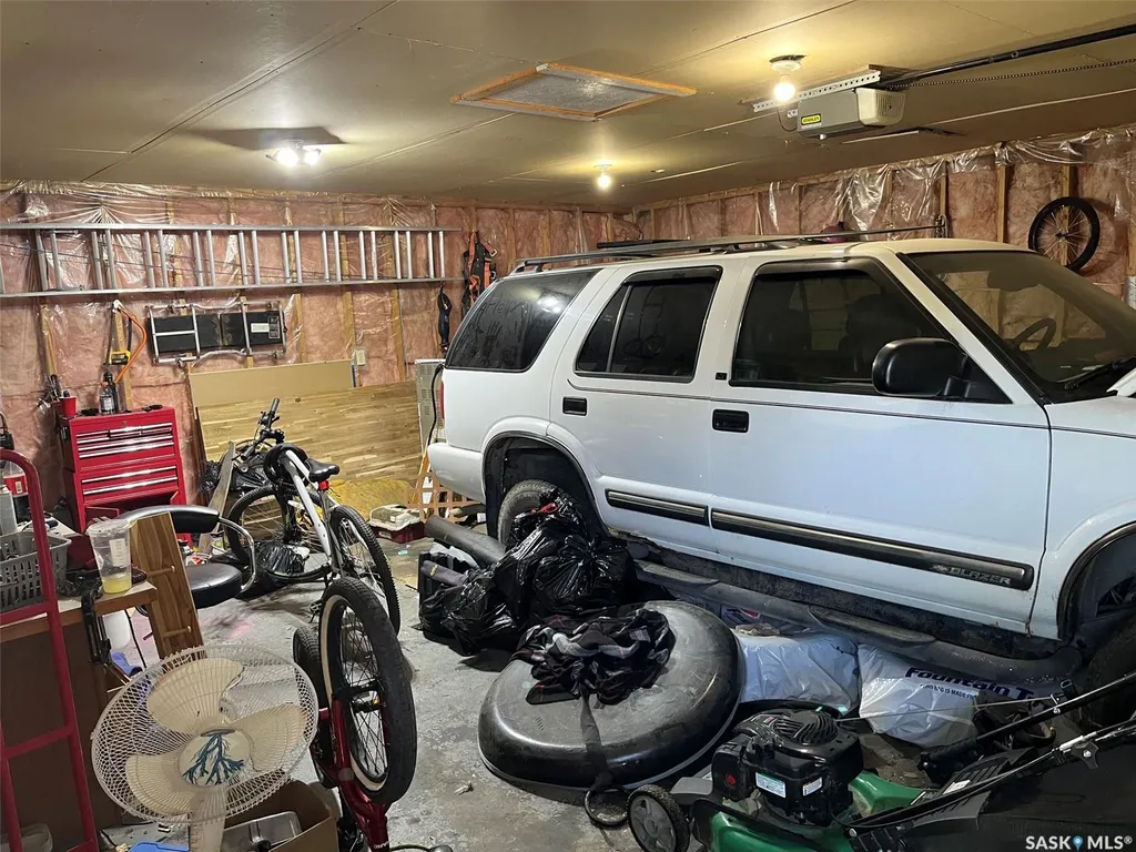 1027 7th Avenue NE Moose Jaw SK S6H 1M9