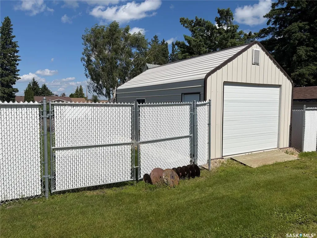 201 1st Street Kelvington SK S0A 1W0