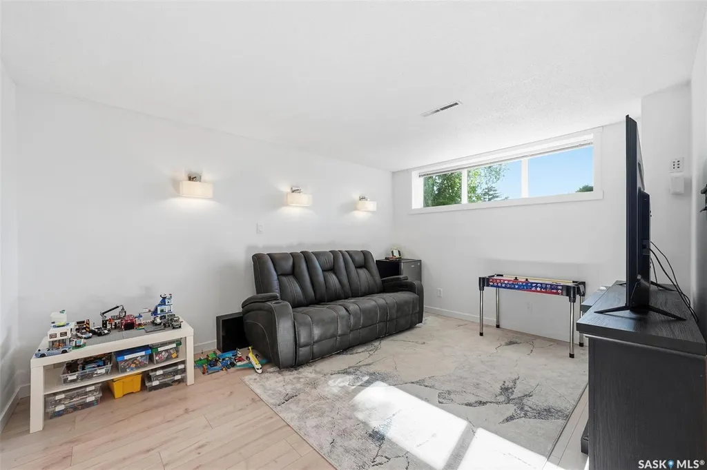 1214 Elevator Road Saskatoon SK S7M 3X2