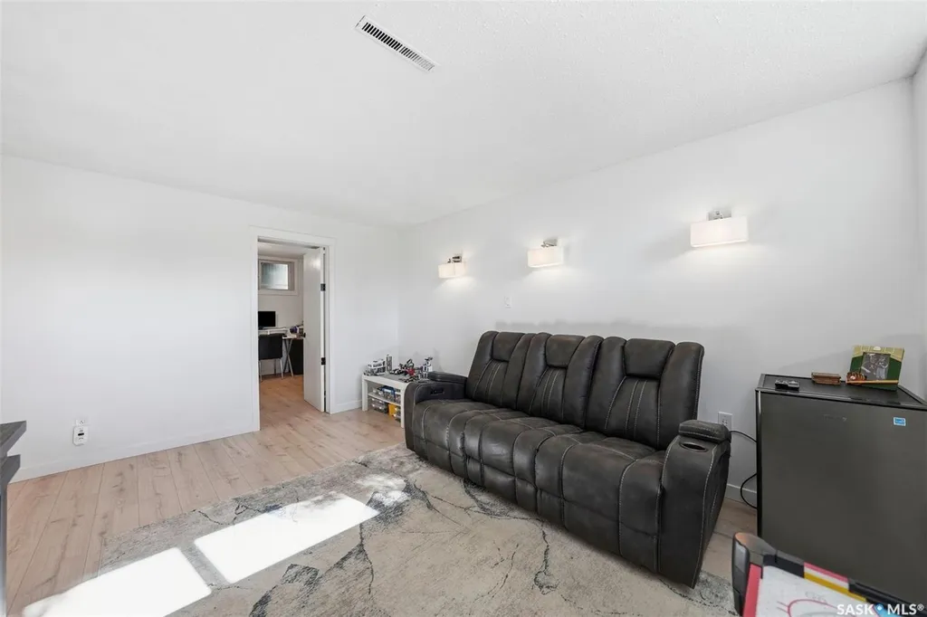 1214 Elevator Road Saskatoon SK S7M 3X2