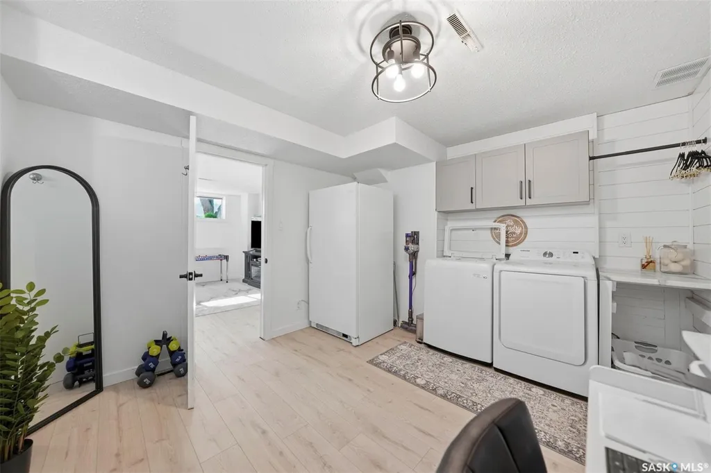 1214 Elevator Road Saskatoon SK S7M 3X2
