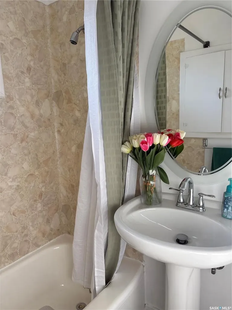 925 O Avenue S Saskatoon SK S7M 2S8