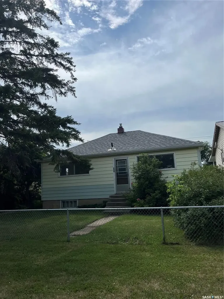 925 O Avenue S Saskatoon SK S7M 2S8