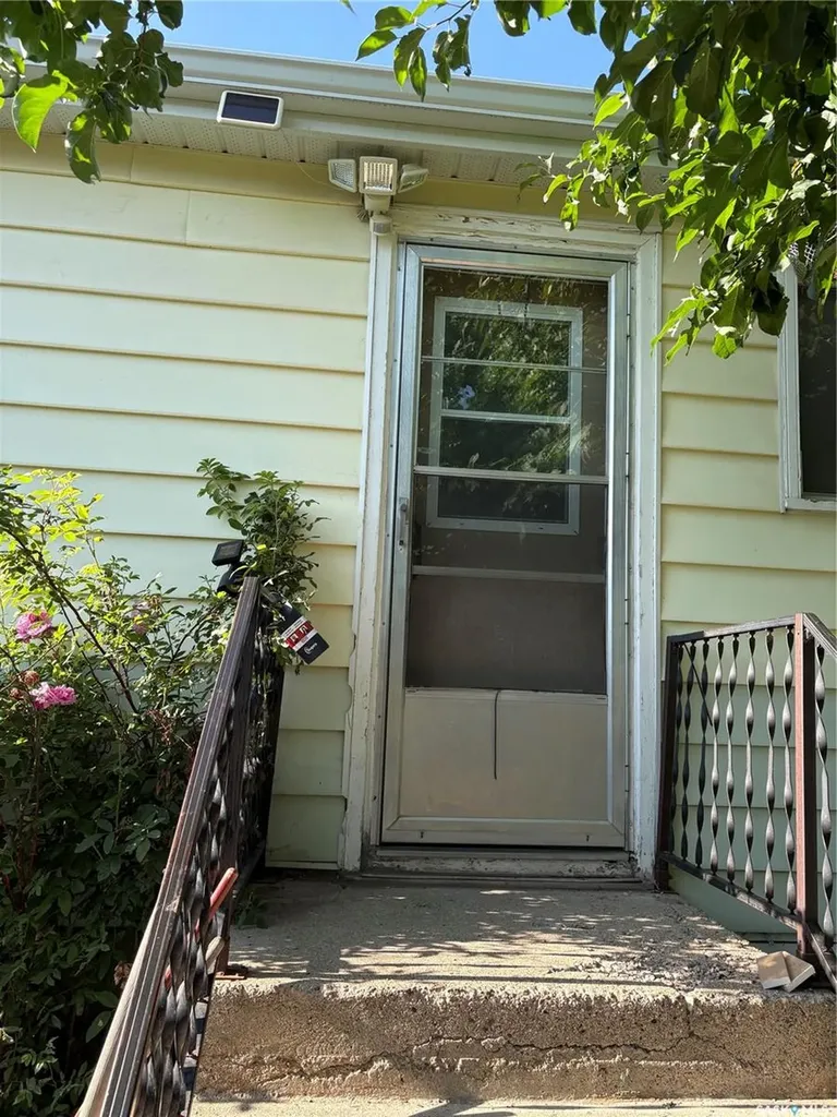 925 O Avenue S Saskatoon SK S7M 2S8