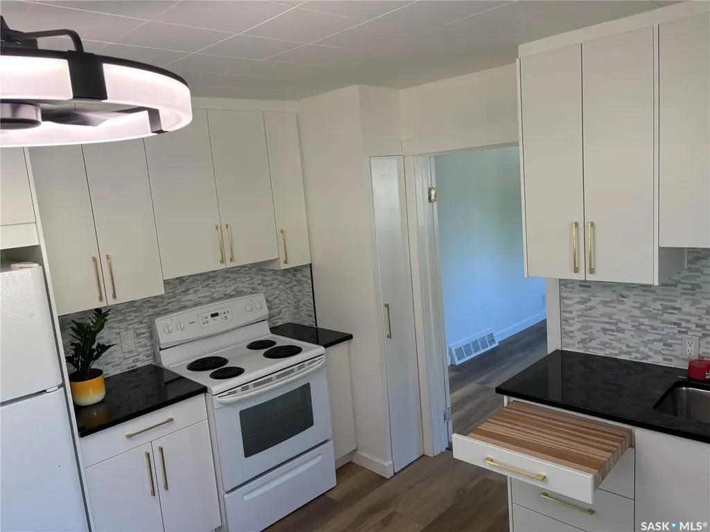925 O Avenue S Saskatoon SK S7M 2S8