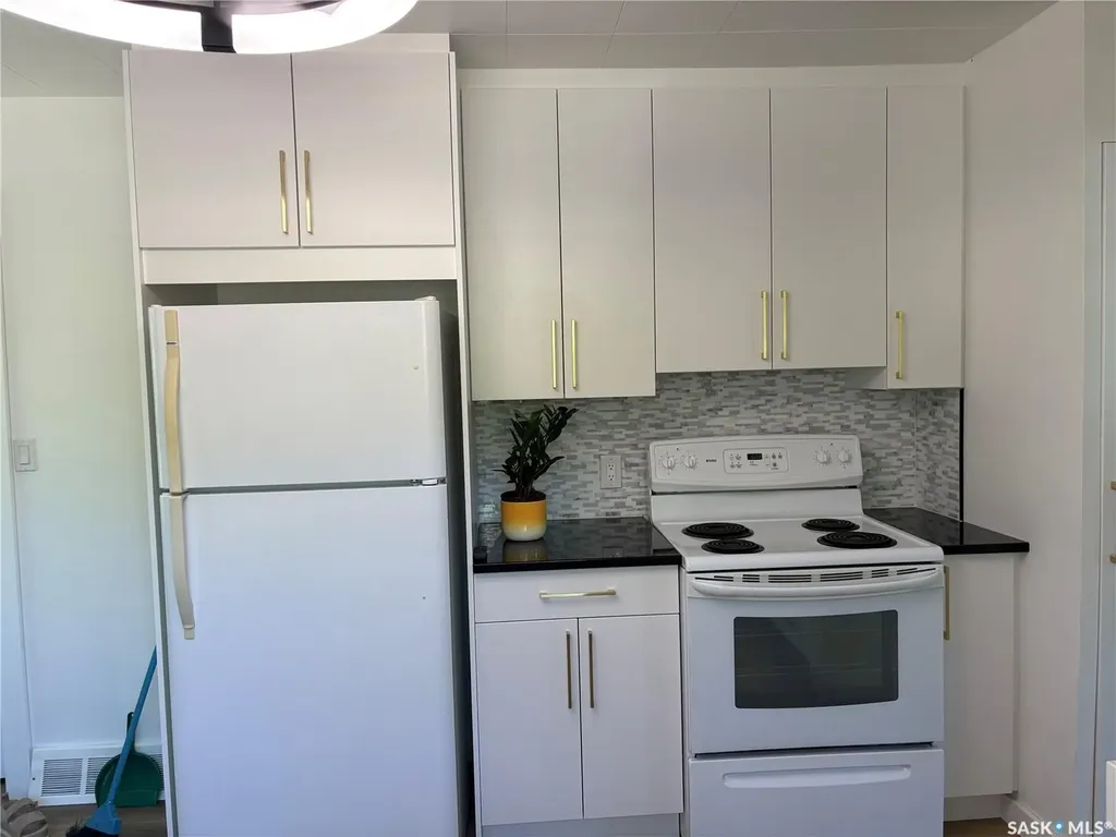 925 O Avenue S Saskatoon SK S7M 2S8